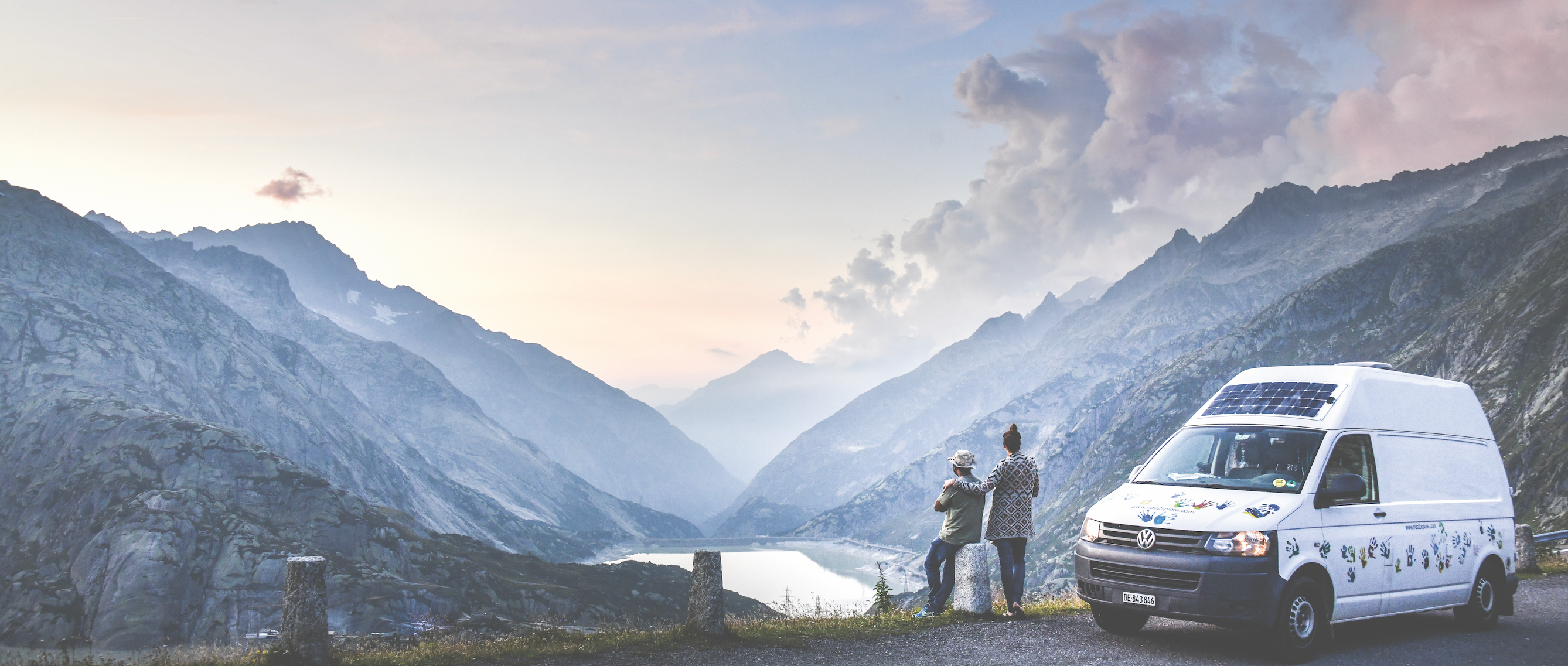 Campervan mit Komposttoilette vor Bergkulisse 